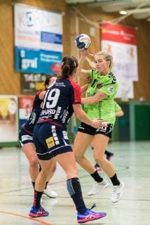Lisa Gebhard (SG H2Ku Herrenberg Kuties 19), Laura Kirchhoff Madsen (Fuechse Berlin 11), SG H2Ku Herrenberg Kuties vs. Fuechse Berlin, Handball, 2.Bundesliga, Frauen, HBF, Saison 18 19, 27.10.2018, SG H2Ku Herrenberg Kuties vs. Fuechse Berlin, Handball, 2.Bundesliga, Frauen, HBF, Saison 18 19, 27.10.2018 Herrenberg Copyright: xEIBNER WolfgangxFrankx EP_WFK