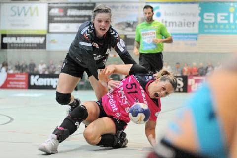 in diesem Zweikampf gegen Anna Seidel (TSV Bayer 04 Leverkusen 4) verletzt sich Marija Obradovic (TusSies Metzingen 51) schwer am Knie und muss das spiel von draußen sich anschauen TusSies Metzingen, Handball, HBF, EHF-Cup, Ligaspiel, 27.10.2018, Foto:TBaur Eibner TusSies Metzingen vs. TSV Bayer 04 Leverkusen Metzingen Copyright: xBaur xEibner-Pressefotox EP_Toba