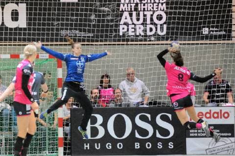 Nele Kurzke (TSV Bayer 04 Leverkusen 21) im Tor gegen Monika Kobylinska (TusSies Metzingen 8) TusSies Metzingen, Handball, HBF, EHF-Cup, Ligaspiel, 27.10.2018, Foto:TBaur Eibner TusSies Metzingen vs. TSV Bayer 04 Leverkusen Metzingen Copyright: xBaur xEibner-Pressefotox EP_Toba