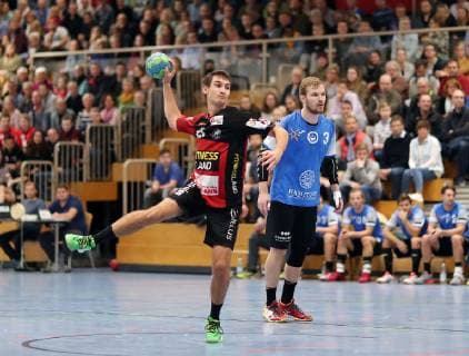 15 Phillip Krause (Braunschweig) beim Wurf