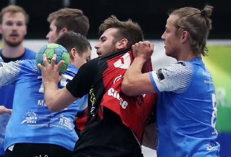 32 lasse Giese (Braunschweig) wird von 8 Ben jarik (ostsee) gestoppt
