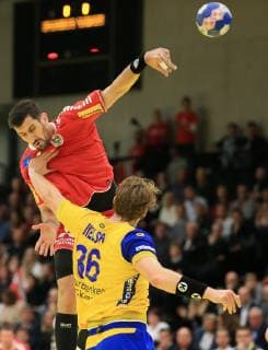 HANDBALL - EHF, AUT vs SWE GRAZ,AUSTRIA,28.OCT.18 - HANDBALL - EHF Euro Cup, OEHB international match Länderspiel Austria vs Sweden. Image shows Janko Bozovic (AUT) and Jesper Nielsen (SWE). GEPAxpictures xMarioxBuehner