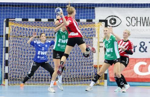 Torwurf von Gias Klaunig (HSG Blomberg Lippe) GER, VfL Oldenburg - HSG Blomberg-Lippe, Handball Frauen, 28.10.2018 Oldenburg Copyright: xEibner-Pressefoto Reckenx EP_RECKEN