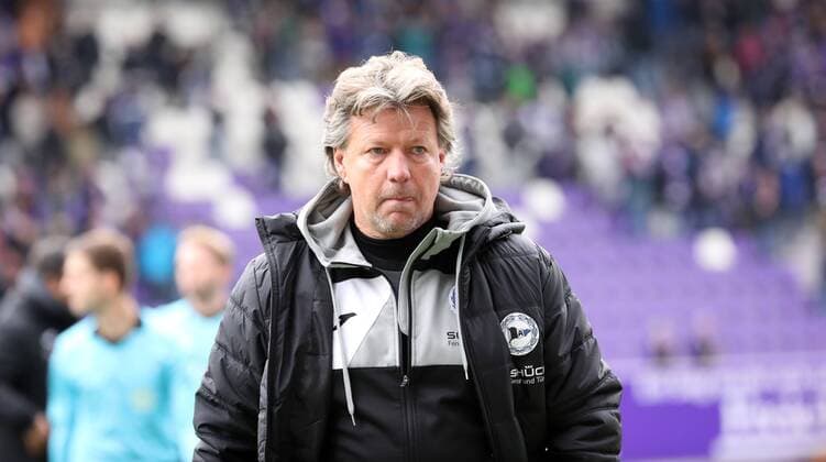 Aue, 27.10.2018, Erzgebirgsstadion, Fussball, 2.Bundesliga, 11.Spieltag, FC Erzgebirge Aue vs. DSC Arminia Bielefeld 1:0 (0:0) , Im Bild; Trainer Jeff Saibene, Arminia Bielefeld. , Gemäß den Vorgaben der DFL Deutsche Fußball Liga ist es untersagt, in dem Stadion und oder vom Spiel angefertigte Fotoaufnahmen in Form von Sequenzbildern und oder videoähnlichen Fotostrecken zu verwerten bzw. verwerten zu lassen. ,