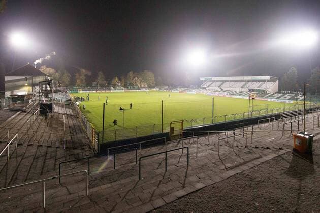 Leipzig, 29.10.2018, Alfred-Kunze-Sportpark, Fußball, Herren, NOFV Oberliga , BSG Chemie Leipzig - Training unter Flutlicht , Im Bild: Alfred-Kunze-Sportpark unter Flutlicht , Gemäß den Vorgaben des DFB Deutscher Fußball Bund ist es untersagt, in dem Stadion und oder vom Spiel angefertigte Fotoaufnahmen in Form von Sequenzbildern und oder videoähnlichen Fotostrecken zu verwerten bzw. verwerten zu lassen. DFB regulations prohibit any use of photographs as image sequences and or quasi-video.