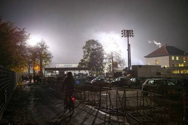 Leipzig, 29.10.2018, Alfred-Kunze-Sportpark, Fußball, Herren, NOFV Oberliga , BSG Chemie Leipzig - Training unter Flutlicht , Im Bild: Flutlicht im Alfred-Kunze-Sportpark unter Flutlicht , Gemäß den Vorgaben des DFB Deutscher Fußball Bund ist es untersagt, in dem Stadion und oder vom Spiel angefertigte Fotoaufnahmen in Form von Sequenzbildern und oder videoähnlichen Fotostrecken zu verwerten bzw. verwerten zu lassen. DFB regulations prohibit any use of photographs as image sequences and or quasi-video.