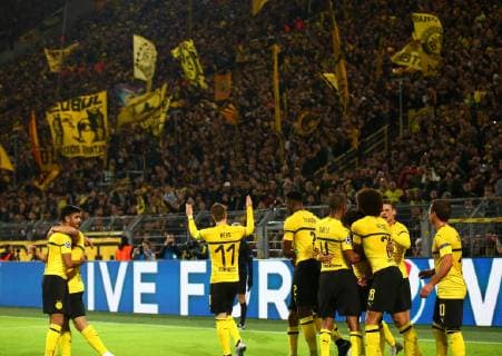 Mittwoch 24.10.2018, Saison 2018 2019, UEFA Champions League, 3. Spieltag im Dortmunder Signal Iduna Park, BVB 09 Borussia Dortmund - Atletico Madrid, Dortmunder Torjubel zum 3:0: Mahmoud Dahoud (BVB), Marco Reus (BVB), Dan-Axel Zagadou (BVB), Abdou Diallo (BVB), Axel Witsel (BVB), Lukasz Piszczek (BVB) und Mario Götze (BVB), im Hintergrund die jubelnde Südtribüne, v.l.
