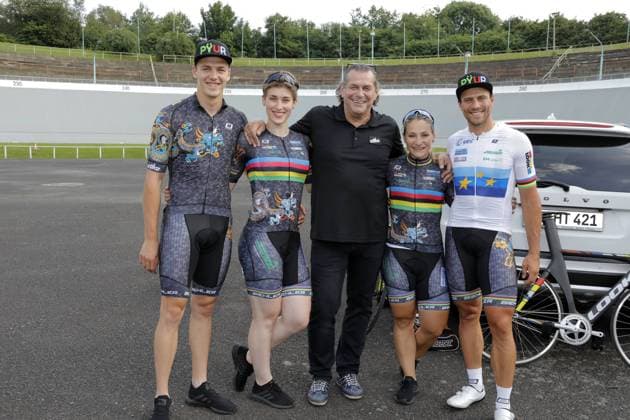 PK_Radrennbahn 08.06.2018, Chemnitz,,Sportforum, Radrennbahn, PK Der RSV Chemnitz und das Profi- Team Erdgas 2012 wollen in Zukunft im Nachwuchsbereich kooperieren.Zum Auftakt der Partnerschaft werden vier Bahnräder an den RSV- Nachwuchs übergeben. Die Profis führen eine Trainingseinheit mit den Kids durch. Vl: Nik Schröter, Pauline Grabosch, Michael Hübner, Christina Vogel und Maximilian Levy Chemnitz Sachsen BRD
