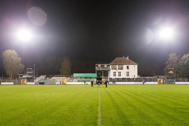 Leipzig, 29.10.2018, Alfred-Kunze-Sportpark, Fußball, Herren, NOFV Oberliga , BSG Chemie Leipzig - Training unter Flutlicht , Im Bild: Alfred-Kunze-Sportpark unter Flutlicht , Gemäß den Vorgaben des DFB Deutscher Fußball Bund ist es untersagt, in dem Stadion und oder vom Spiel angefertigte Fotoaufnahmen in Form von Sequenzbildern und oder videoähnlichen Fotostrecken zu verwerten bzw. verwerten zu lassen. DFB regulations prohibit any use of photographs as image sequences and or quasi-video.