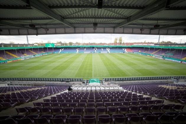 Fußball, Stadiongeschichte VfL Osnabrück Osnabrueck, Deutschland 30.10.2018: DFB-Pokal 2. Hauptrunde - 2018 2019 - SV Roedinghausen vs. FC Bayern Muenchen Stadionübersicht Stadionuebersicht Panorama Stadion an der Bremer Brücke Bruecke DFB regulations prohibit any use of photographs as image sequences and or quasi-video. Osnabrueck Nordrhein-Westfalen Deutschland Stadion an der Bremer Bruecke