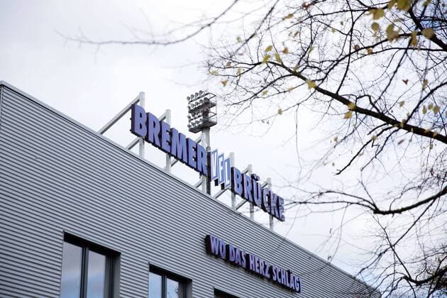 Fußball, Stadiongeschichte VfL Osnabrück Osnabrueck, Deutschland 30.10.2018: DFB-Pokal 2. Hauptrunde - 2018 2019 - SV Roedinghausen vs. FC Bayern Muenchen Außenansicht Aussenansicht Stadion an der Bremer Brücke Bruecke mit der Aufschrift Wo das Herz schlägt schlaegt DFB regulations prohibit any use of photographs as image sequences and or quasi-video. Osnabrueck Nordrhein-Westfalen Deutschland Stadion an der Bremer Bruecke