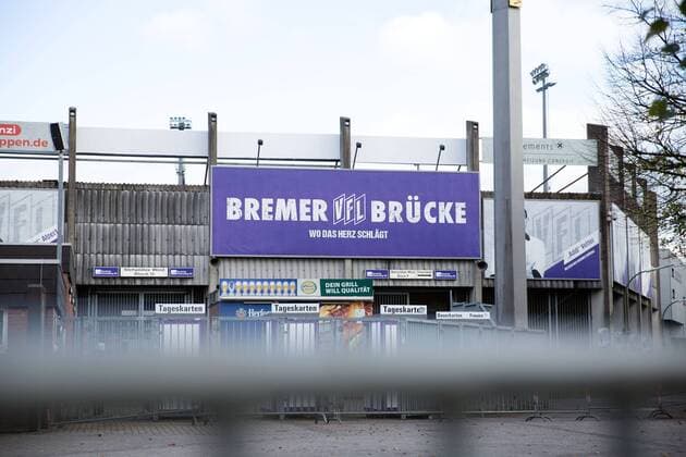 Fußball, Stadiongeschichte VfL Osnabrück Osnabrueck, Deutschland 30.10.2018: DFB-Pokal 2. Hauptrunde - 2018 2019 - SV Roedinghausen vs. FC Bayern Muenchen Außenansicht Aussenansicht Stadion an der Bremer Brücke Bruecke mit der Aufschrift Wo das Herz schlägt schlaegt DFB regulations prohibit any use of photographs as image sequences and or quasi-video. Osnabrueck Nordrhein-Westfalen Deutschland Stadion an der Bremer Bruecke