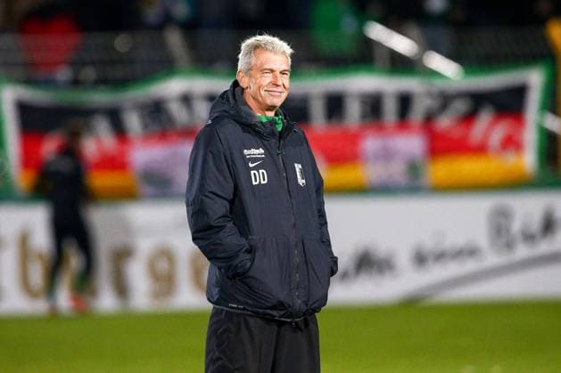 Chemie - Paderborn Fussball DFB Pokal Leipzig, 30.10.2018, Alfred-Kunze-Sportpark, Fußball, Herren, DFB Pokal, 2. Runde , BSG Chemie Leipzig - SC Paderborn , Im Bild: Trainer Dietmar Demuth (Chemie) , Gemäß den Vorgaben des DFB Deutscher Fußball Bund ist es untersagt, in dem Stadion und oder vom Spiel angefertigte Fotoaufnahmen in Form von Sequenzbildern und oder videoähnlichen Fotostrecken zu verwerten bzw. verwerten zu lassen. DFB regulations prohibit any use of photographs as image sequences and or quasi-video.