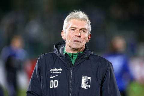 Chemie - Paderborn Fussball DFB Pokal Leipzig, 30.10.2018, Alfred-Kunze-Sportpark, Fußball, Herren, DFB Pokal, 2. Runde , BSG Chemie Leipzig - SC Paderborn , Im Bild: Trainer Dietmar Demuth (Chemie) , Gemäß den Vorgaben des DFB Deutscher Fußball Bund ist es untersagt, in dem Stadion und oder vom Spiel angefertigte Fotoaufnahmen in Form von Sequenzbildern und oder videoähnlichen Fotostrecken zu verwerten bzw. verwerten zu lassen. DFB regulations prohibit any use of photographs as image sequences and or quasi-video.