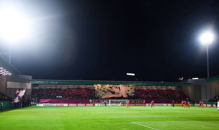 Fußball, Stadiongeschichte SV Wehen Wiesbaden 30.10.2018, xpsx, Fussball DFB Pokal 2.Runde, SV Wehen Wiesbaden - Hamburger SV v.l. wehen fans zuschauer choreo jag deinen traeumen hinterher (DFL DFB REGULATIONS PROHIBIT ANY USE OF PHOTOGRAPHS as IMAGE SEQUENCES and or QUASI-VIDEO) Wiesbaden