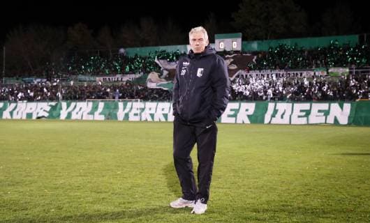 Leipzig, 30.10.2018, Alfred-Kunze-Sportpark, Fussball, DFB Pokal, 2. Runde , BSG Chemie Leipzig - SC Paderborn 0:3 (0:2) , Im Bild: Trainer Dietmar Demuth, Chemie Leipzig. , Gemäß den Vorgaben des DFB Deutscher Fußball Bund ist es untersagt, in dem Stadion und oder vom Spiel angefertigte Fotoaufnahmen in Form von Sequenzbildern und oder videoähnlichen Fotostrecken zu verwerten bzw. verwerten zu lassen. ,