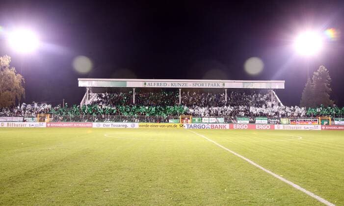 Leipzig, 30.10.2018, Alfred-Kunze-Sportpark, Fussball, DFB Pokal, 2. Runde , BSG Chemie Leipzig - SC Paderborn 0:3 (0:2) , Im Bild: Stadionansicht im Flutlicht, Flutlichtmast , Gemäß den Vorgaben des DFB Deutscher Fußball Bund ist es untersagt, in dem Stadion und oder vom Spiel angefertigte Fotoaufnahmen in Form von Sequenzbildern und oder videoähnlichen Fotostrecken zu verwerten bzw. verwerten zu lassen. ,