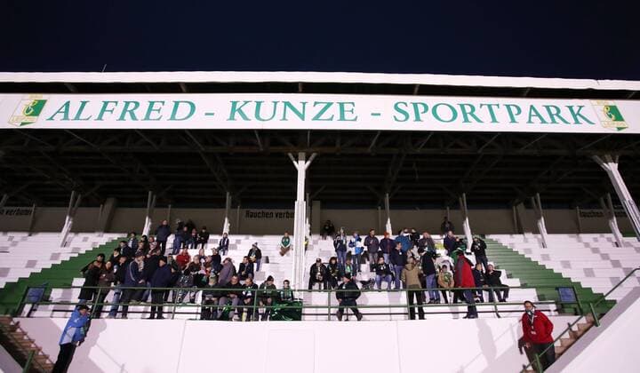 Leipzig, 30.10.2018, Alfred-Kunze-Sportpark, Fussball, DFB Pokal, 2. Runde , BSG Chemie Leipzig - SC Paderborn 0:3 (0:2) , Im Bild: Stadionansicht im Flutlicht, Flutlichtmast , Gemäß den Vorgaben des DFB Deutscher Fußball Bund ist es untersagt, in dem Stadion und oder vom Spiel angefertigte Fotoaufnahmen in Form von Sequenzbildern und oder videoähnlichen Fotostrecken zu verwerten bzw. verwerten zu lassen. ,