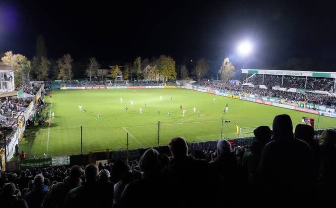 Chemie - Paderborn Fussball DFB Pokal Leipzig, 30.10.2018, Alfred-Kunze-Sportpark, Fußball, Herren, DFB Pokal, 2. Runde , BSG Chemie Leipzig - SC Paderborn 0:3 (0:2) , Im Bild: Fans von Chemie Leipzig beim ersten Spiel unter Flutlicht in Leipzig-Leutzsch. ,