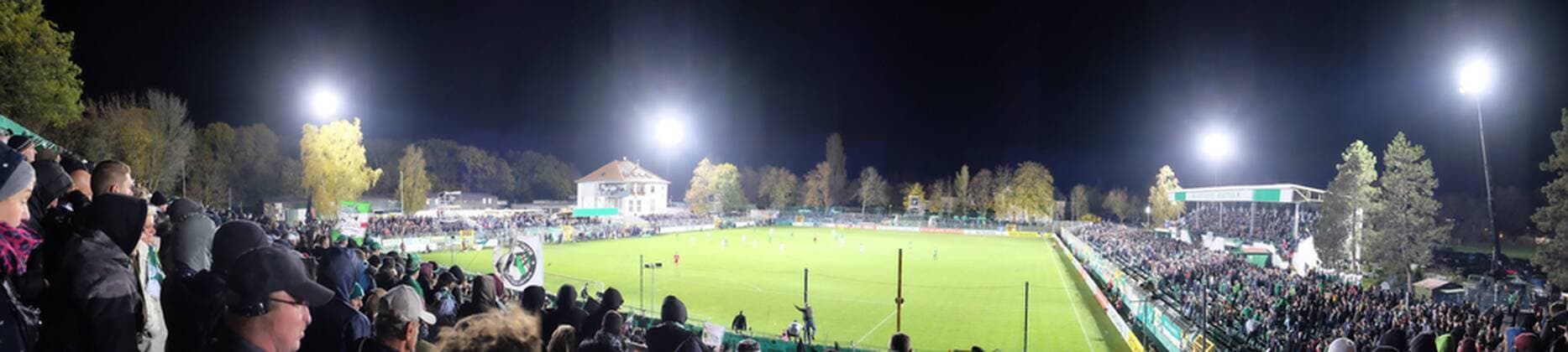 Chemie - Paderborn Fussball DFB Pokal Leipzig, 30.10.2018, Alfred-Kunze-Sportpark, Fußball, Herren, DFB Pokal, 2. Runde , BSG Chemie Leipzig - SC Paderborn 0:3 (0:2) , Im Bild: Fans von Chemie Leipzig beim ersten Spiel unter Flutlicht in Leipzig-Leutzsch. ,