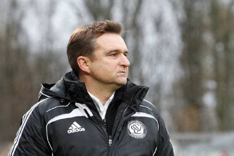 In der Regionalliga West, tritt am Samstag (13.11.2010) die SV Elversberg gegen die Eintracht Trier an. Im Bild:Günter Erhardt ( Trainer der SV Elversberg) beobachtet das Spiel seiner Mannschaft.