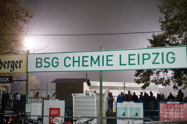 Leipzig, 29.10.2018, Alfred-Kunze-Sportpark, Fußball, Herren, NOFV Oberliga , BSG Chemie Leipzig - Training unter Flutlicht , Im Bild: BSG Chemie Leipzig Schild , Gemäß den Vorgaben des DFB Deutscher Fußball Bund ist es untersagt, in dem Stadion und oder vom Spiel angefertigte Fotoaufnahmen in Form von Sequenzbildern und oder videoähnlichen Fotostrecken zu verwerten bzw. verwerten zu lassen. DFB regulations prohibit any use of photographs as image sequences and or quasi-video.