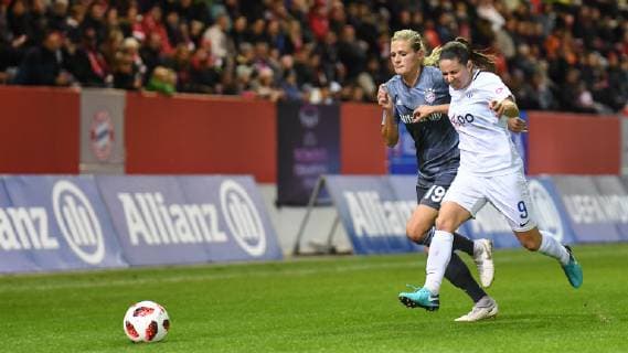 v.li.: Carina Wenninger (FC Bayern München, FCB, 19) Patricia Willi (FC Zürich, 9) im Zweikampf, Duell, duel, tackle, Dynamik, Action, Aktion, Fussball, UEFA Women s Champions League, FC Bayern München - FC Zürich,
