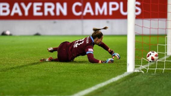 Sport Bilder des Tages Elvira Herzog (Torwart, FC Zürich, 31) kann den Schuss von Sara Ilonka Däbritz (Sara Daebritz, FC Bayern München, FCB, 33) (nicht im Bild, not pictured) nicht halten, Fussball, UEFA Women s Champions League, FC Bayern München - FC Zürich,