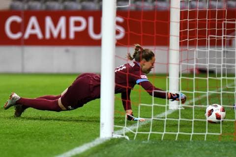 Elvira Herzog (Torwart, FC Zürich, 31) kann den Schuss von Sara Ilonka Däbritz (Sara Daebritz, FC Bayern München, FCB, 33) (nicht im Bild, not pictured) nicht halten, Fussball, UEFA Women s Champions League, FC Bayern München - FC Zürich,