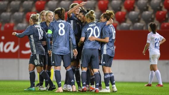 Spielerinnen des FC Bayern mit Torjubel, Jubel, Torjubel, Torerfolg, celebrate the goal, goal, celebration, Jubel ueber das Tor zum 1:0 durch Sara Ilonka Däbritz (Sara Daebritz, FC Bayern München, FCB, 33) (4.v.re.), optimistisch, Action, Aktion, Lorena Baumann (FC Zürich, 22) enttäuscht schauend, Enttäuschung, Frustration, disappointed, pessimistisch, Fussball, UEFA Women s Champions League, FC Bayern München - FC Zürich,