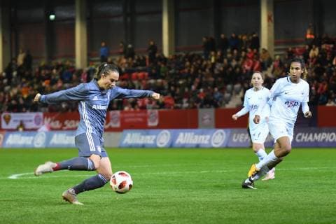 v.li.: Sara Ilonka Däbritz (Sara Daebritz, FC Bayern München, FCB, 33) mit Torschuss, zieht ab, Coumba Sow (FC Zürich, 18), Fussball, UEFA Women s Champions League, FC Bayern München - FC Zürich,
