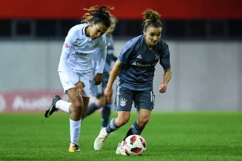 v.li.: Coumba Sow (FC Zürich, 18) Lina Maria Magull (FC Bayern München, FCB, 16) im Zweikampf, Duell, duel, tackle, Dynamik, Action, Aktion, Fussball, UEFA Women s Champions League, FC Bayern München - FC Zürich,