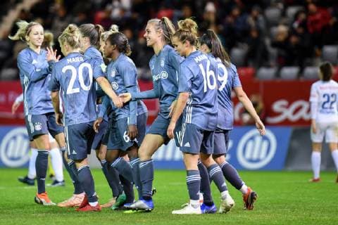 Spielerinnen des FC Bayern mit Torjubel, Jubel, Torjubel, Torerfolg, celebrate the goal, goal, celebration, Jubel ueber das Tor zum 2:0 durch Jill Roord (FC Bayern München, FCB, 10) (4.v.re.), optimistisch, Action, Aktion, Caroline Abbe (FC Zürich, 26) enttäuscht schauend, Enttäuschung, Frustration, disappointed, pessimistisch, Fussball, UEFA Women s Champions League, FC Bayern München - FC Zürich,