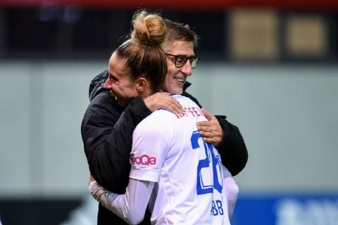 v.li.: Trainer Andre Ladner (Coach, FC Zürich) tröstet nach Spielende Caroline Abbe (FC Zürich, 26), Fussball, UEFA Women s Champions League, FC Bayern München - FC Zürich,
