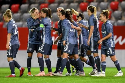 Spielerinnen des FC Bayern mit Torjubel, Jubel, Torjubel, Torerfolg, celebrate the goal, goal, celebration, Jubel ueber das Tor zum 1:0 durch Sara Ilonka Däbritz (Sara Daebritz, FC Bayern München, FCB, 33) (5.v.li.), optimistisch, Action, Aktion, Fussball, UEFA Women s Champions League, FC Bayern München - FC Zürich,