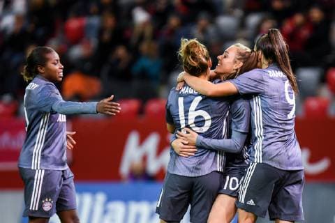 v.li.: Lineth Beerensteyn (FC Bayern München, FCB, 6) Lina Maria Magull (FC Bayern München, FCB, 16) Jill Roord (FC Bayern München, FCB, 10) Jovana Damnjanovic (FC Bayern München, FCB, 9) mit Torjubel, Jubel, Torjubel, Torerfolg, celebrate the goal, goal, celebration, Jubel ueber das Tor zum 2:0 durch Jill Roord (FC Bayern München, FCB, 10), optimistisch, Action, Aktion, Fussball, UEFA Women s Champions League, FC Bayern München - FC Zürich,