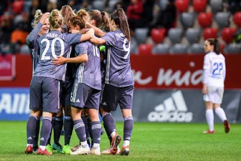 Sport Bilder des Tages Spielerinnen des FC Bayern mit Torjubel, Jubel, Torjubel, Torerfolg, celebrate the goal, goal, celebration, Jubel ueber das Tor zum 2:0 durch Jill Roord (FC Bayern München, FCB, 10) (verdeckt), optimistisch, Action, Aktion, Caroline Abbe (FC Zürich, 26) enttäuscht schauend, Enttäuschung, Frustration, disappointed, pessimistisch, Fussball, UEFA Women s Champions League, FC Bayern München - FC Zürich,