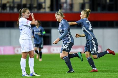v.li.: Karin Bernet (FC Zürich, 15) enttäuscht schauend, Enttäuschung, Frustration, disappointed, pessimistisch, Dominika Skorvankova (FC Bayern München, FCB, 18) Leonie Maier (FC Bayern München, FCB, 20) mit Torjubel, Jubel, Torjubel, Torerfolg, celebrate the goal, goal, celebration, Jubel ueber das Tor zum 3:0 durch Dominika Skorvankova (FC Bayern München, FCB, 18), optimistisch, Action, Aktion, Fussball, UEFA Women s Champions League, FC Bayern München - FC Zürich,
