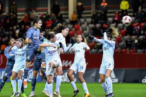 Jovana Damnjanovic (FC Bayern München, FCB, 9) steigt bei einer Ecke am höchsten und köpft auf das Tor, Fussball, UEFA Women s Champions League, FC Bayern München - FC Zürich,