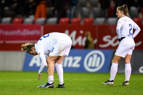 v.li.: Caroline Abbe (FC Zürich, 26) Naomi Megroz (FC Zürich, 2) nach Spielende enttäuscht schauend, Enttäuschung, Frustration, disappointed, pessimistisch, Fussball, UEFA Women s Champions League, FC Bayern München - FC Zürich,