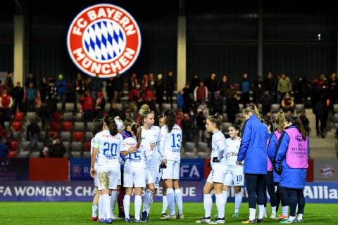 Spielerinnen des FC Zürich nach Spielende enttäuscht schauend, Enttäuschung, Frustration, disappointed, pessimistisch, Fussball, UEFA Women s Champions League, FC Bayern München - FC Zürich,