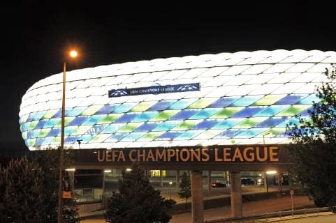 Muenchen bewirbt sich um das Champions-League-Finale 2021. Archivfoto: Die Allianz Arena erstrahlt in extravaganten Farben im Abendhimmel im Muenchener Norden am 16.05.2012 -drei Tage vor dem grossen Showdown -dem Spiel der Spiele.Stadion,Uebersicht,Aussenansicht,Fussballstadion. Fussball Champions League Finale 2012 FC Bayern Muenchen-FC Chelsea. Saison2011 12,A L L I A N Z A R E N A M U E N C H E N am 19.05.2012. Â