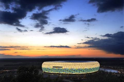 Muenchen bewirbt sich um das Champions-League-Finale 2021. Archivfoto: Die Allianz Arena erstrahlt in extravaganten Farben im Abendhimmel im Muenchener Norden am 16.05.2012 -drei Tage vor dem grossen Showdown -dem Spiel der Spiele.Stadion,Uebersicht,Aussenansicht,Fussballstadion. Fussball Champions League Finale 2012 FC Bayern Muenchen-FC Chelsea. Saison2011 12,A L L I A N Z A R E N A M U E N C H E N am 19.05.2012. Â