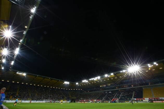 Fußball, Stadiongeschichte Alemannia Aachen Montag 15.10.2018, Saison 2018 19, Testspiel des BVB im Tivoli-Stadion, Alemannia Aachen - BVB 09 Borussia Dortmund, Haupttribüne und Heimkurve bei Flutlicht