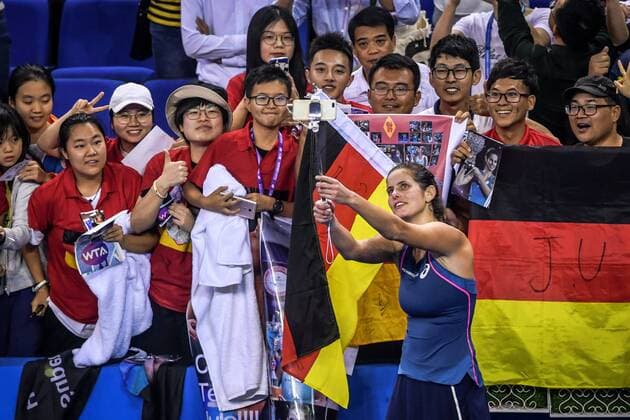 Sport Bilder des Tages Julia Gorges of Germany poses for selfies after defeating Elise Mertens of Belgium in their group match during the Hengqin Life WTA Tennis Damen Elite Trophy Zhuhai 2018 in Zhuhai city, south China s Guangdong province, 1 November 2018. Julia Gorges defeated Elise Mertens 2-0 (6-2, 7-6). Julia Gorges plays hard to beat Elise Mertens at Hengqin Life WTA Elite Trophy Zhuhai  20181101_69668