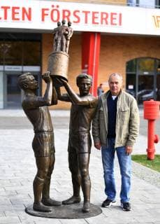 Fussball, Herren, Saison 2018 2019, 2. Bundesliga, 1. FC Union Berlin, Training, der frühere Union-Spieler Joachim Sigusch im Stadion An der Alten Försterei neben dem Denkmal für die FDGB-Pokalsieger von 1968 (Sigusch stieß aber erst 1969 70 zum Verein), 02.11. 2018, *** Soccer Mens Season 2018 2019 2 Bundesliga 1 FC Union Berlin Training of the former Union player Joachim Sigusch in the stadium An der Alten Försterei next to the monument to the FDGB cup winner of 1968 Sigusch but only joined the club in 1969 70 02 11 2018 Copyright: xMatthiasxKochx