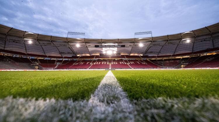 02.11.2018, xfux, Fussball 1.Bundesliga, VfB Stuttgart - Eintracht Frankfurt, emspor, v.l. Ansicht Uebersicht Mercedes Benz Arena Innenraum Rasen Feld Spielfeld Linie Tribuene Tribuenen Stadion Gruen Flutlicht (DFL DFB REGULATIONS PROHIBIT ANY USE OF PHOTOGRAPHS as IMAGE SEQUENCES and or QUASI-VIDEO) Stuttgart