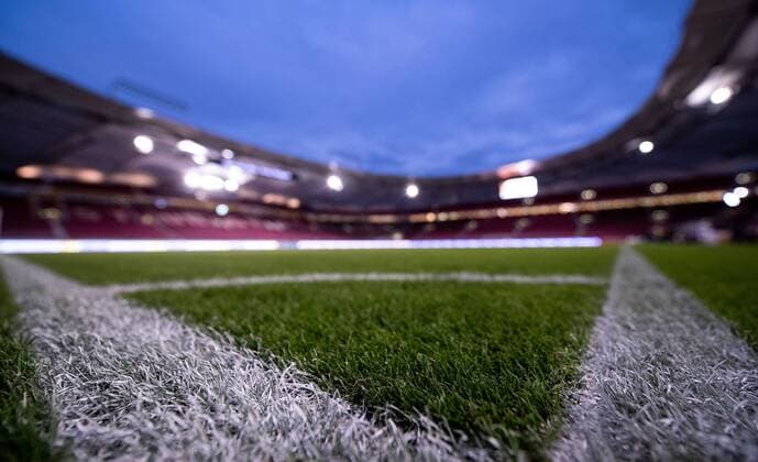 Fußball, Stadiongeschichte VfB Stuttgart 02.11.2018, xfux, Fussball 1.Bundesliga, VfB Stuttgart - Eintracht Frankfurt, emspor, v.l. Ansicht Uebersicht Mercedes Benz Arena Innenraum Rasen Feld Spielfeld Linie Tribuene Tribuenen Stadion Gruen Flutlicht Eckfahne Ecke (DFL DFB REGULATIONS PROHIBIT ANY USE OF PHOTOGRAPHS as IMAGE SEQUENCES and or QUASI-VIDEO) Stuttgart