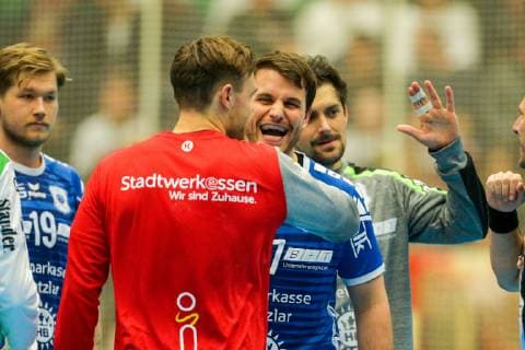 Tim Zechel (Essen 96) und Mario Fernandes (Huettenberg 17) begruessen sich lachend beim Spiel TUSEM Essen vs. TV Huettenberg, Handball, 2. Bundesliga, 02.11.2018 TUSEM Essen vs. TV Huettenberg, Handball, 2. Bundesliga, 02.11.2018 Essen Copyright: xMarioxHommesx Eibner-Pressefotox EP_mhs