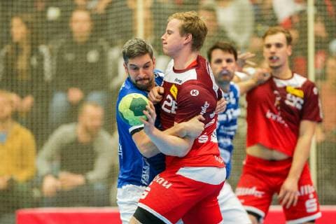Moritz Lambrecht (Huettenberg 7) blockt Lucas Firnhaber (Essen 26) beim Spiel TUSEM Essen vs. TV Huettenberg, Handball, 2. Bundesliga, 02.11.2018 TUSEM Essen vs. TV Huettenberg, Handball, 2. Bundesliga, 02.11.2018 Essen Copyright: xMarioxHommesx Eibner-Pressefotox EP_mhs